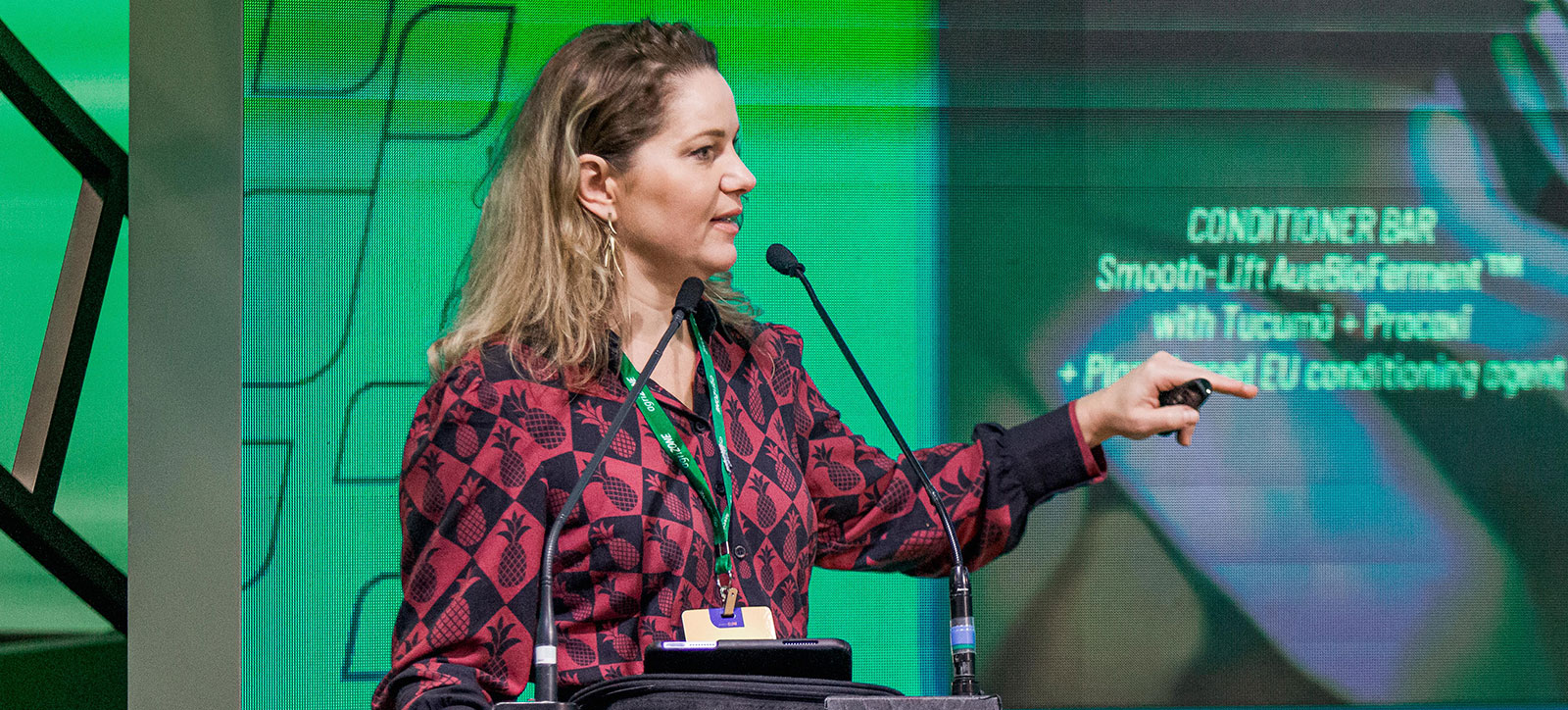 Aue Natural Ltd founder and Warwick Business School Alum Michelle Sartorio gives a talk on beauty and the bioeconomy in the AgriZone Pavilion at COP30 in Brazil.