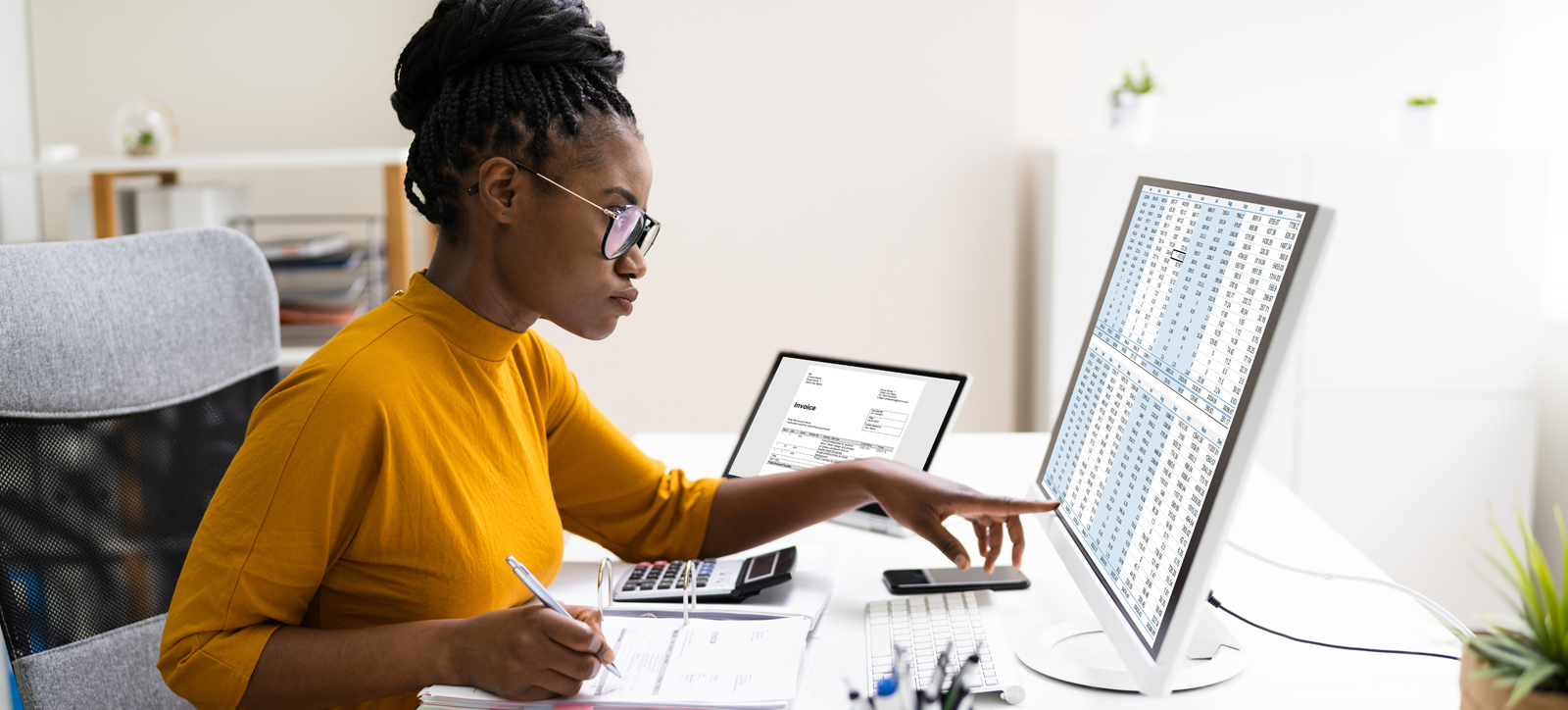 A woman investor looking at her PC screen